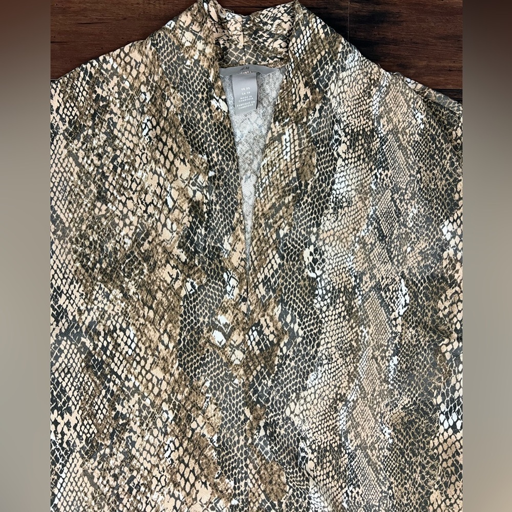H&M Snake Print V-Neck Blouse - Cap Sleeve - Stretch Top - Size XS - Picture 3 of 7